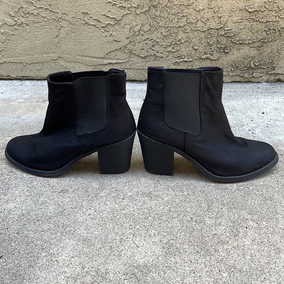Black Small-Heeled Ankle Boots - Picture 5 of 6